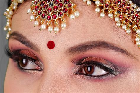 Bindi: ¿Qué significa el punto rojo en la frente de las。